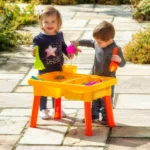 Sand- und Wasserspieltisch mit Sandspielzeug und Wasserspielzeug