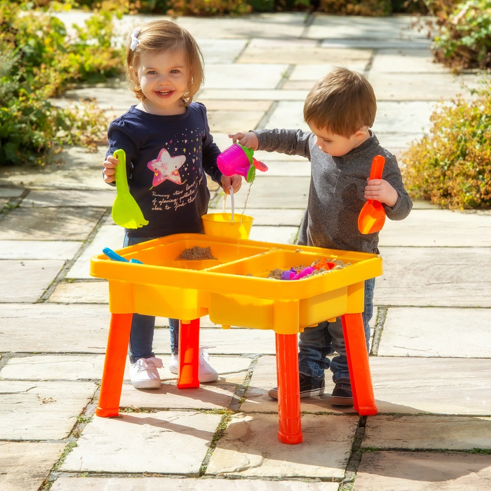 Sand- und Wasserspieltisch mit Sandspielzeug und Wasserspielzeug
