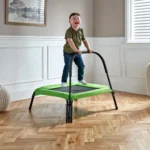 Grünes Indoor-Kindertrampolin mit Stange